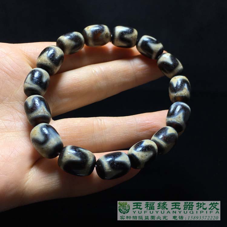 西蔵老礦龍紋紅朱砂虎牙三眼天珠 高油朱砂虎牙三眼天珠包浆油润珠体饱满品相完美尺寸：12X37mm 三