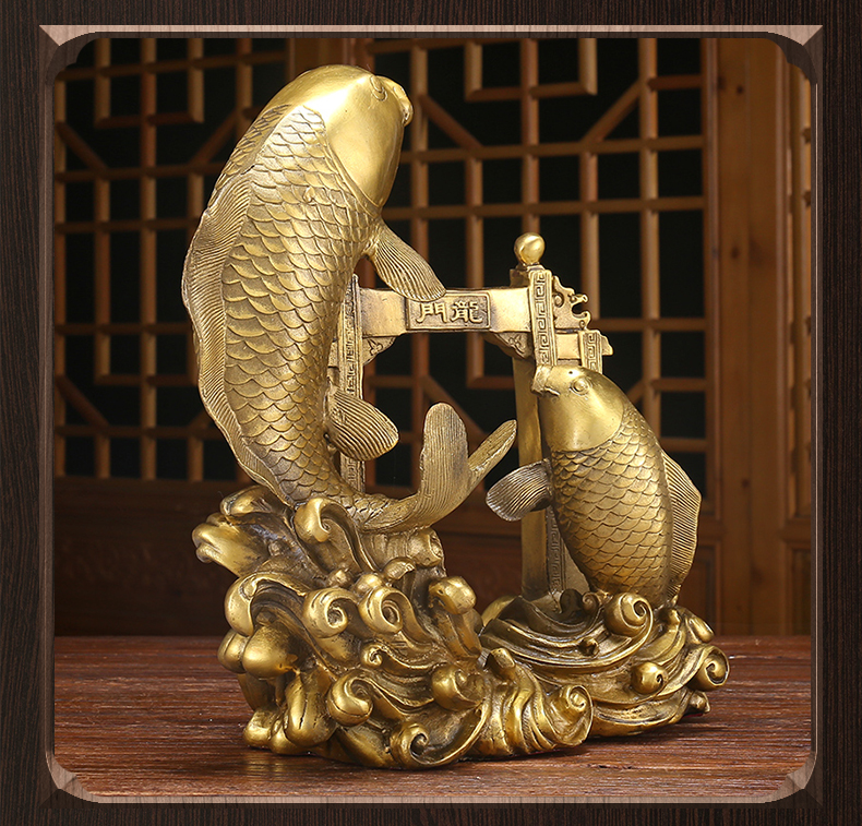 銅器 鯉躍龍門 客間 茶台 机 事務室 風水開運 装飾品 工芸品 置物 黃銅復古鯉魚躍龍門銅器擺件微景裝飾品辦公室桌面工藝禮品擺飾家居茶寵