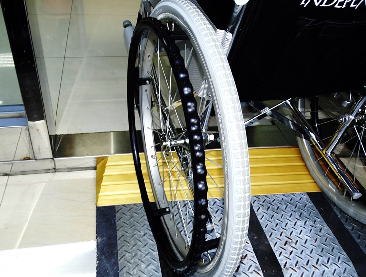 高低差處推輪椅也能很舒適、不造成碰撞不適