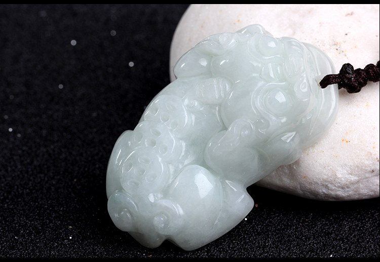 {精湛雕工}翡翠貔貅吊坠开关招财 辟邪玉坠挂件