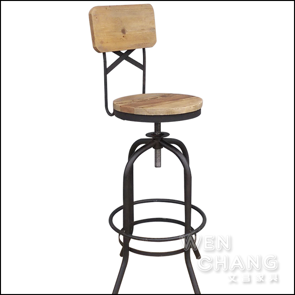 閣樓有背旋轉吧檯椅,採用環保回收木材與手工做舊金屬