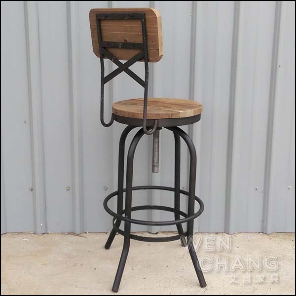 Loft工業風升降高腳椅背面細節,螺旋升降金屬中軸與實木靠背